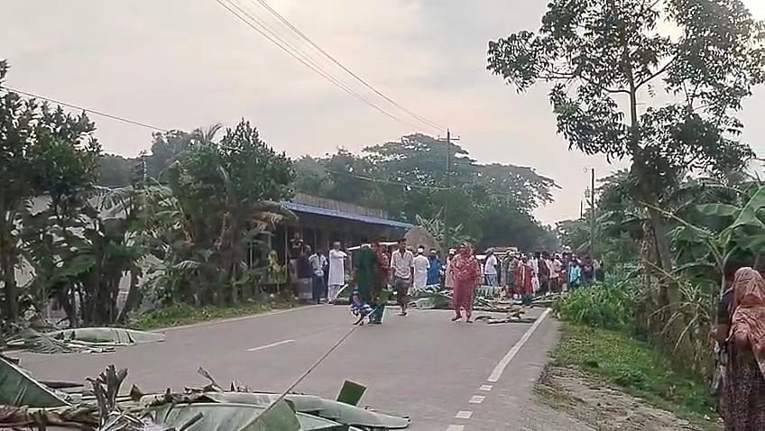 A youth blocked the road with banana trunks and spoke knife in hand; then this happened