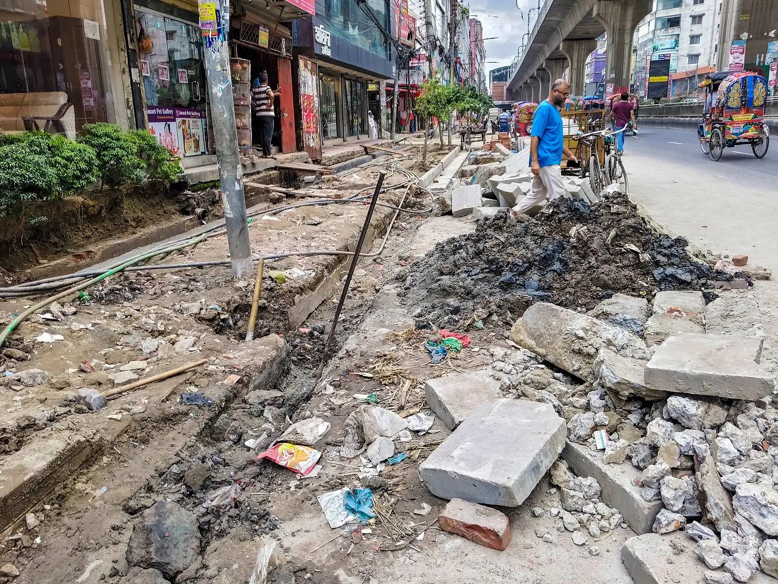 খানাখন্দে নাকাল পথচারী