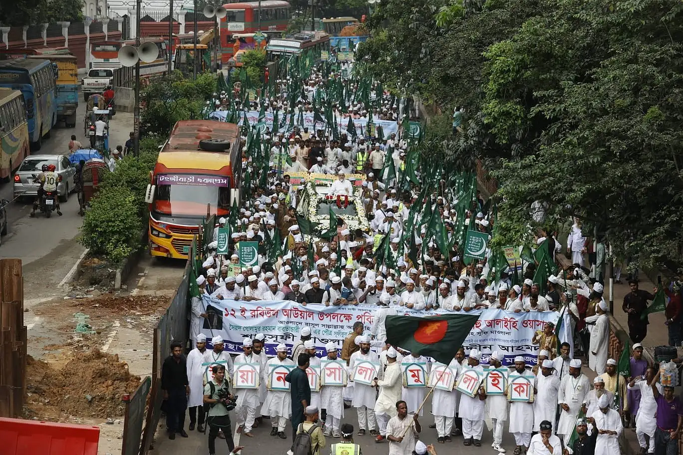 জশনে জুলুসে মানুষের ঢল
