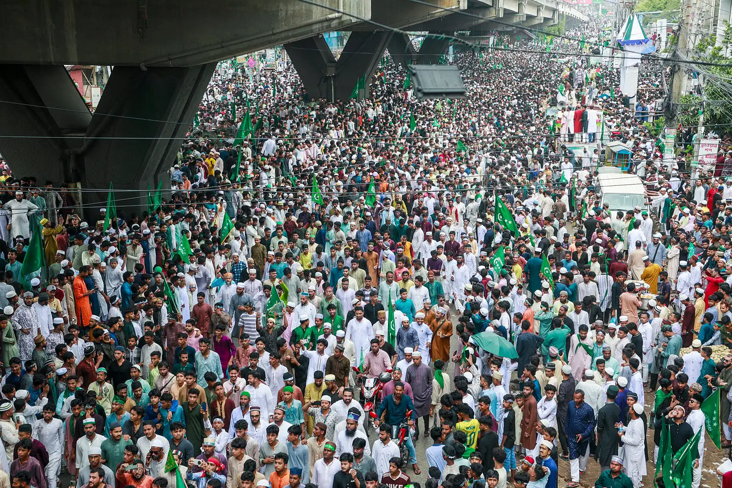 জশনে জুলুসে মানুষের ঢল