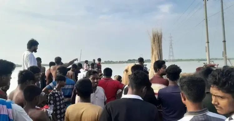 পদ্মায় ফুটবল খেলতে নেমে ভেসে গেল দুই শিশু, একজন নিখোঁজ