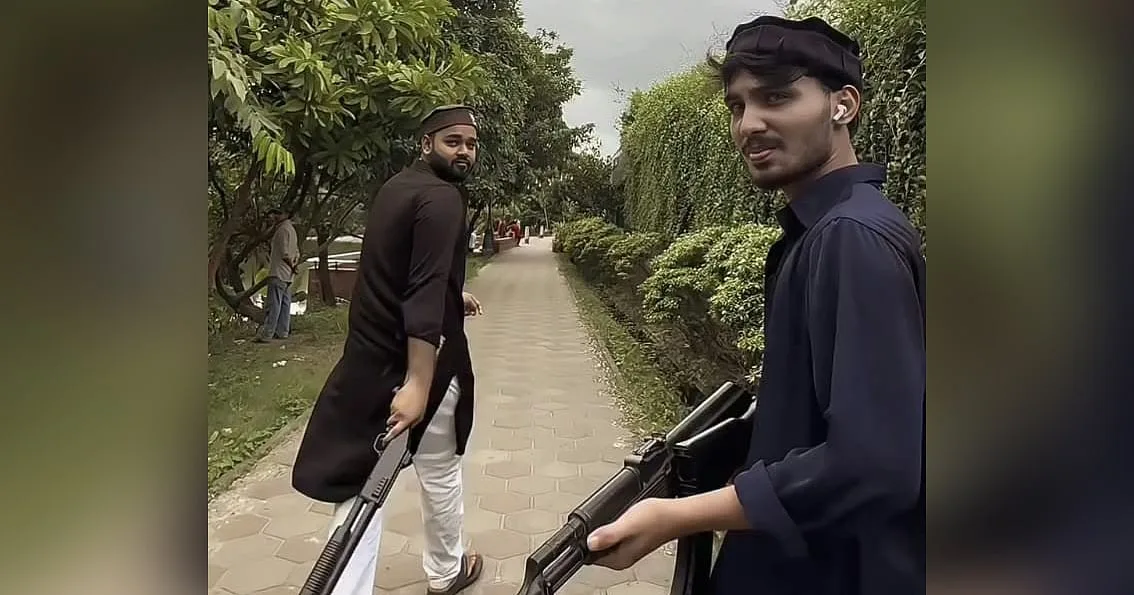 বন্দুক হাতে দুই তরুণের ভিডিও নিয়ে যা জানা গেল
